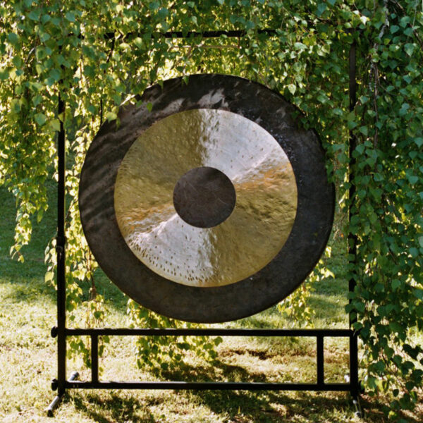 Abbildung: Chao-Gong mit Gongständer unter einer Trauerbirke