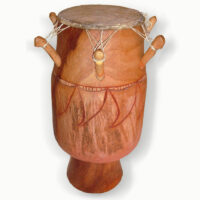 Abbildung: Oprente-Drum leicht rötlich, lasierend gefärbt mit traditionellen Schnitzmotiv