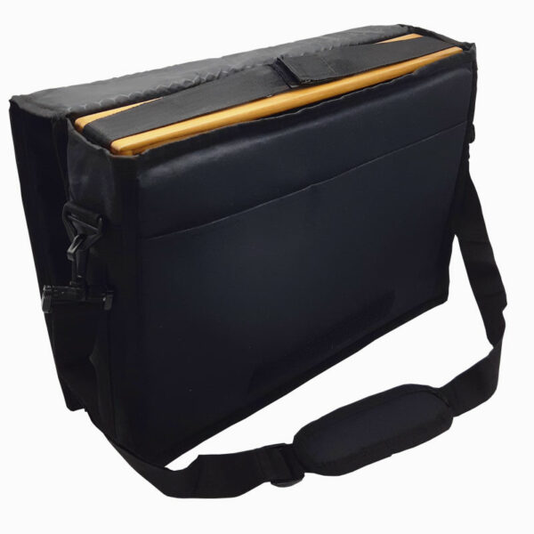 Abbildung: schwarze Shrutibox-Tasche mit Seitenfach und Schultertragegurt