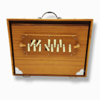 Abbildung: Shrutibox- Vorderseite mit 13 beigen Tonklappen, Shrutibox , Rahmen Teakholz Seitenteile in Holzimitat